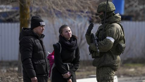 Учат детей "искаженной" истории. Россияне завезли своих лекторов в оккупированные школы