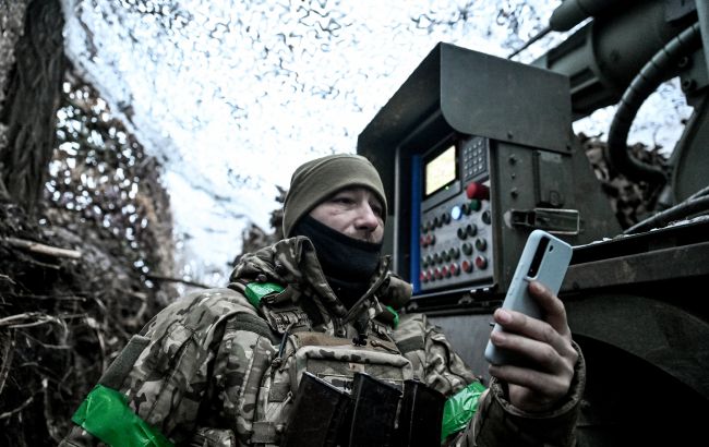 Лише з дозволу командира: чому військовим у зоні бойових дій заборонено особисті телефони