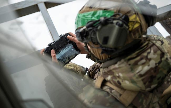 Українські військові FPV-дроном знищили спостережний пункт та окупанта (відео)