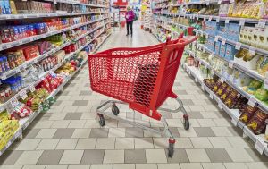 Яйця, хліб і молоко ростуть у ціні, а фрукти дешевшають: огляд цін