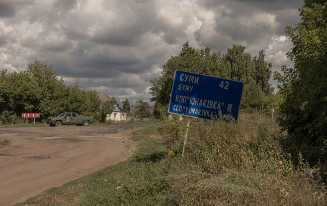 Росіяни дроном спалили автобус біля Сум: серед поранених є дитина