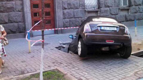 У Києві під асфальт провалилося авто: виявили власника (відео)