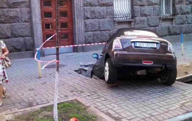 У Києві під асфальт провалилося авто: виявили власника (відео)