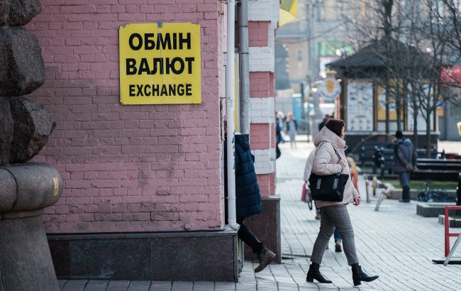 Банки й обмінники оновили курси валют: скільки коштують долар і євро