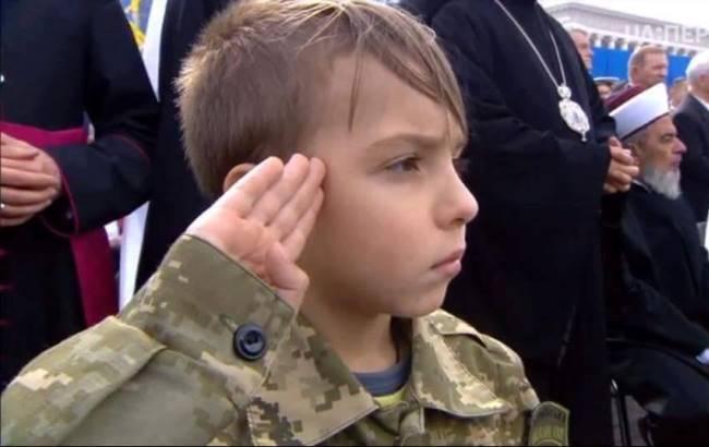 Внук известной актрисы на параде в Киеве впечатлил пользователей сети