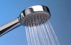 Всегда делайте после душа: этот трюк с водой спасает ванну от плесени