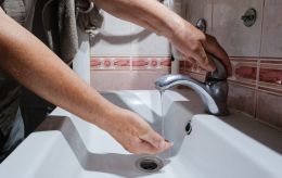 Частина Києва залишилася без гарячої води через удар по Північному мосту