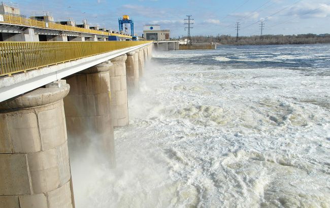 Окупанти скидають воду з Каховського водосховища