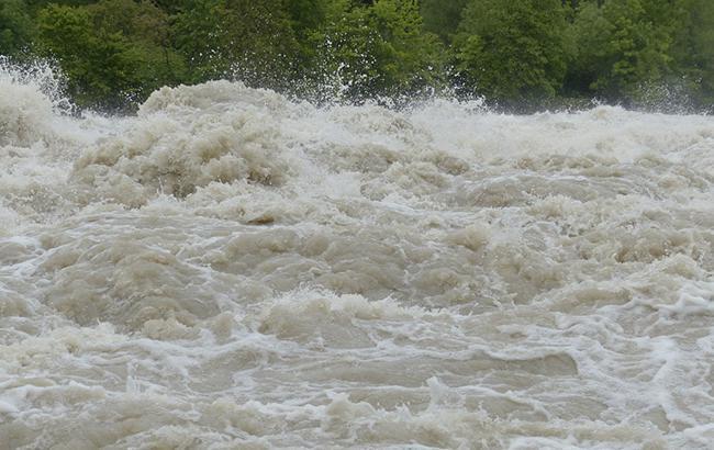 Синоптики предупреждают о грозах и подъеме уровней воды в реках на западной Украине