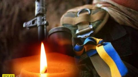Проводжали на колінах: Україна попрощалася з героїчно загиблим воїном ООС
