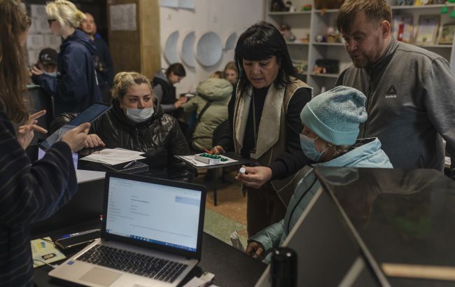 Переселенці і звільнені з полону можуть отримати ваучери на навчання: названо умови