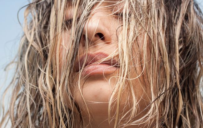 Ці три причини відіб'ють у вас бажання спати з мокрим волоссям: ви здивуєтеся, але це небезпечно!