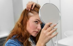 Випадіння волосся - це лише початок: ендокринолог назвала симптоми, які не можна ігнорувати