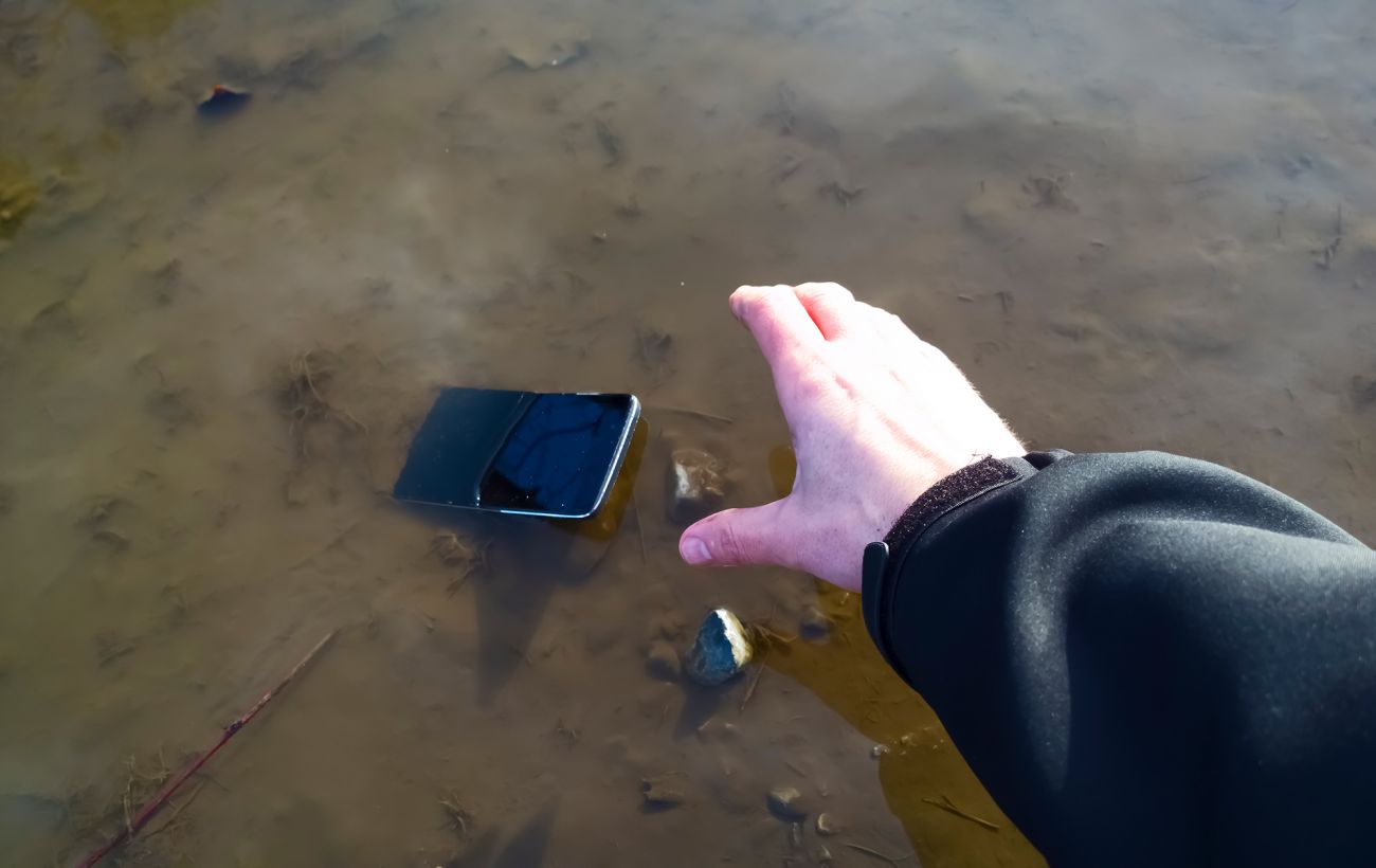 Телефон упав у воду? Експерти пояснили, як його правильно сушити, і чому рис тут не допоможе