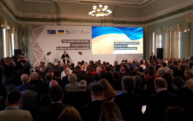 Українські військові пачками викривають російських пропагандистів, - Порошенко