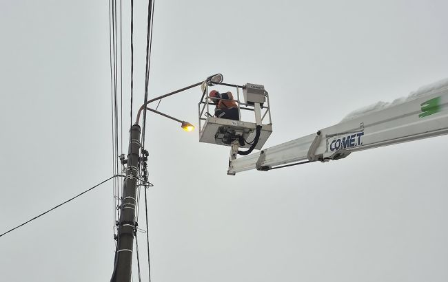 У Києві ліхтарі можуть світити вдень: у чому причина й що робити