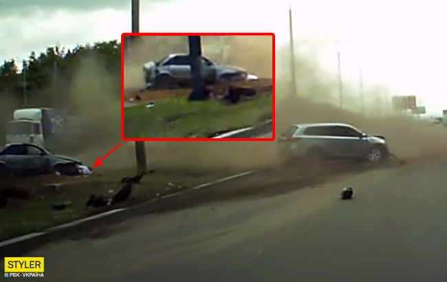 Водитель вылетел через лобовое стекло: появилось видео жуткого ДТП в Киеве