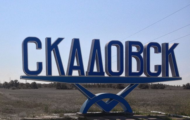 В Скадовске раздаются взрывы, есть попадания в морской порт