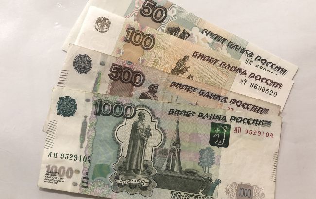 Обвал продолжается: после вторжения в Украину российский рубль подешевел в два раза