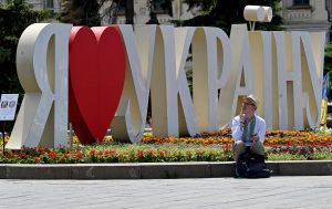 Тепла більше, але не без дощів: що буде з погодою на вихідних і як завершиться літо