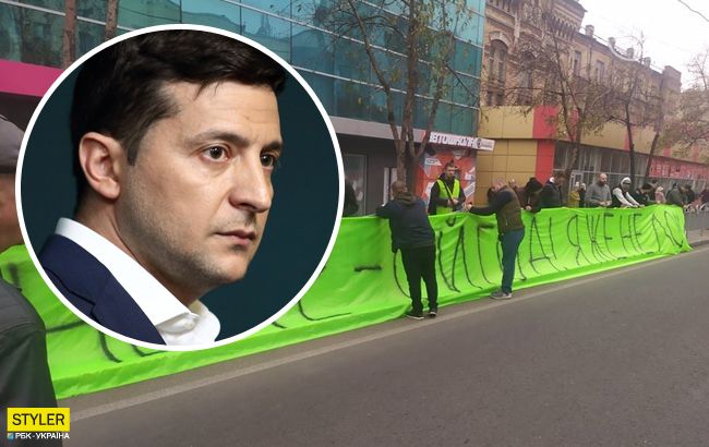 Зеленского в Мариуполе встречали с баннером "я не лох" и розовым гробом (фото)