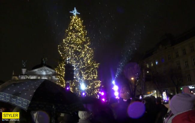 Во Львове на церемонии открытия главной новогодней елки произошел конфуз (фото и видео)