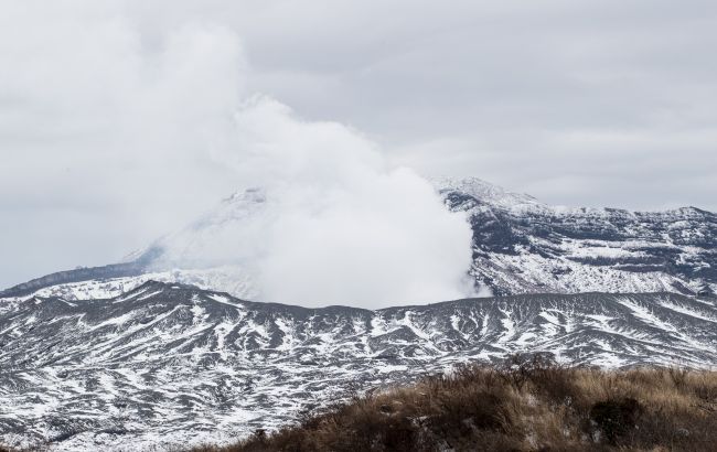 В Японії сталося виверження вулкану: альпіністів евакуюють