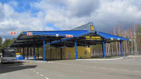 Власники "евроблях" заблокували перехід на білорусько-українському кордоні