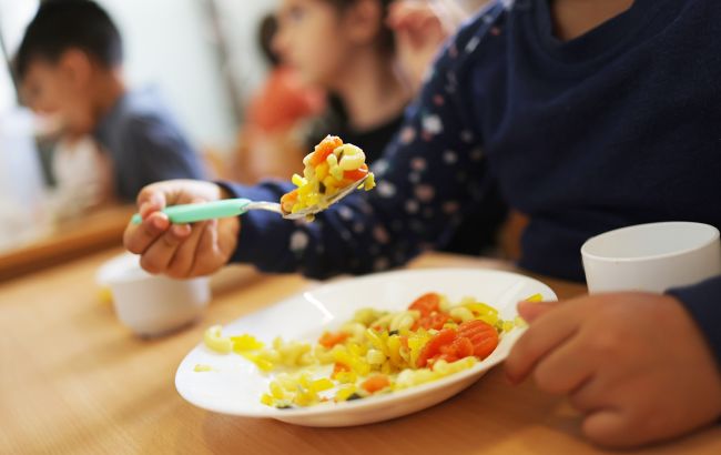 Ця звична їжа небезпечна для дітей: список заборонених продуктів