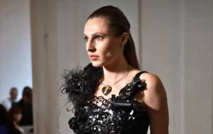 Блогерка перетворила браковані деталі дронів на сукню та показала її на Ukrainian Fashion Week