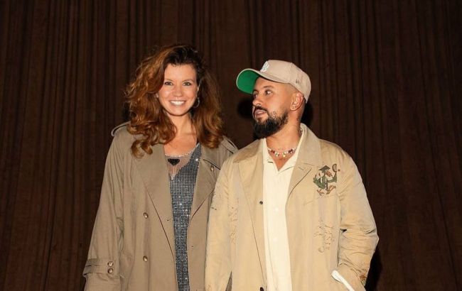 Парный "лук" с вау-эффектом: MONATIK с женой показали, как гармонично сочетать тренды (фото)