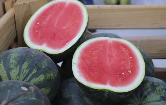 В Киев плывут арбузы: появились "вкусные" фото