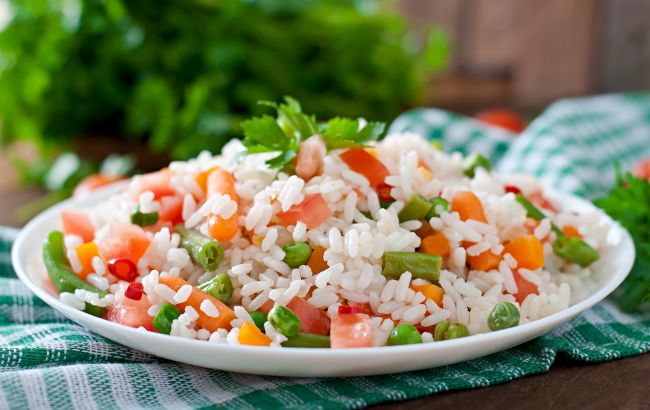 Вкусный рассыпчатый рис с овощами на сковороде: понадобится всего 30 минут