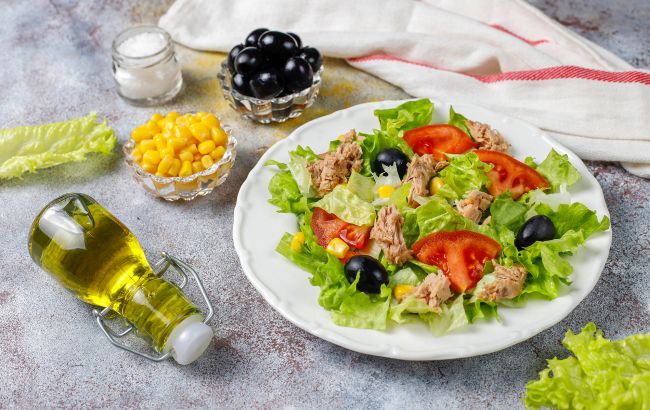 Главная ошибка в приготовлении салата, которая сделает из него калорийную бомбу