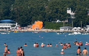 Под Геленджиком дрон упал в толпу людей на пляже после работы ПВО (видео)