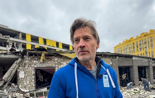 Зірка "Гри престолів" Ніколай Костер-Вальдау у Києві відвідав місце російського обстрілу