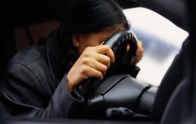 Пьянству бой: в Одессе женщина на иномарке врезалась в столб и уснула