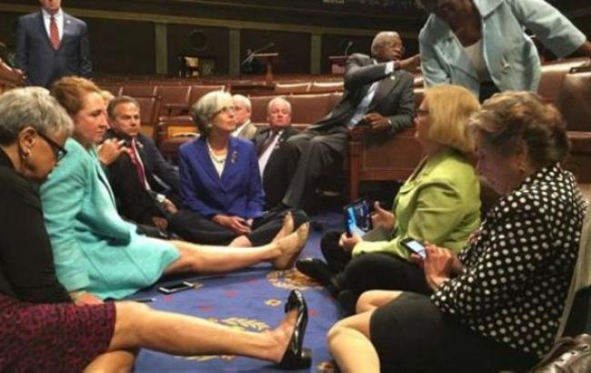 В США демократы устроили в Конгрессе сидячую забастовку
