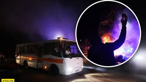 Камни в автобусы в Новых Санжарах бросали женщины: видео 18+