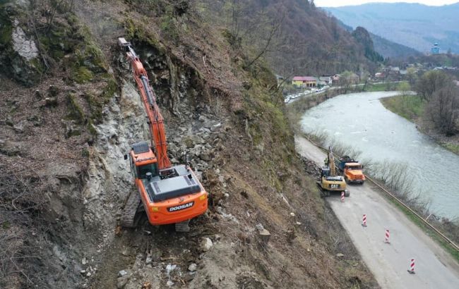 На Закарпатті в рамках "Великого будівництва" розбирають скелю, аби розширити дорогу, - ОДА