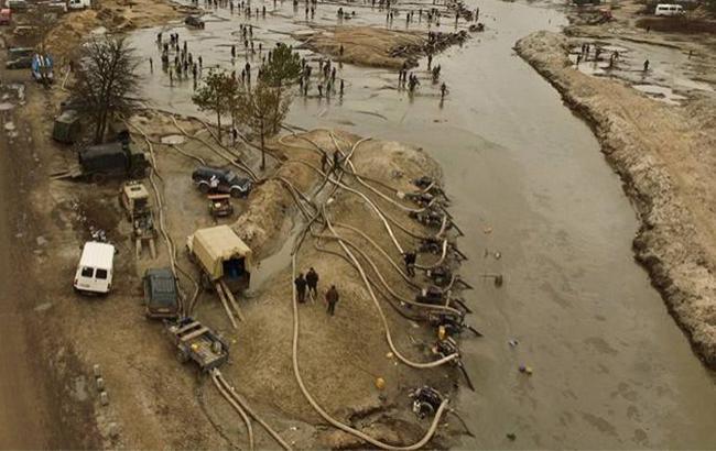 Во время обысков в Ровенской области изъяты валюта, оружие и 1,5 тонны янтаря