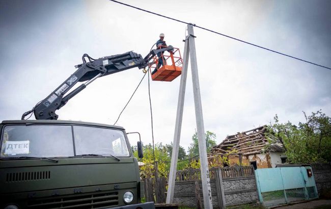Энергетики вернули свет еще для 35 тысяч семей в Днепропетровской и Донецкой областях, - ДТЭК