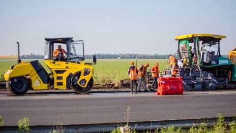 На трасі Дніпро-Павлоград стартувало влаштування фінішного шару дорожнього покриття