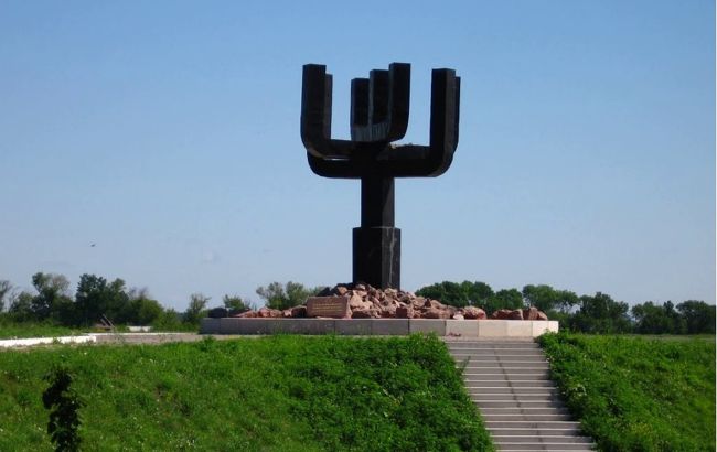 Российские оккупанты разрушили мемориал жертвам Холокоста вблизи Харькова