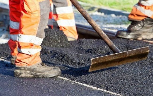 На пошкодженій ракетним ударом трасі Київ - Чоп розпочався ремонт