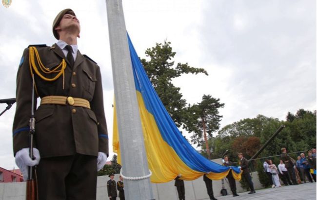 Самый высокий флагшток Львовской области стал единственным в Украине, построенным на территории военного вуза