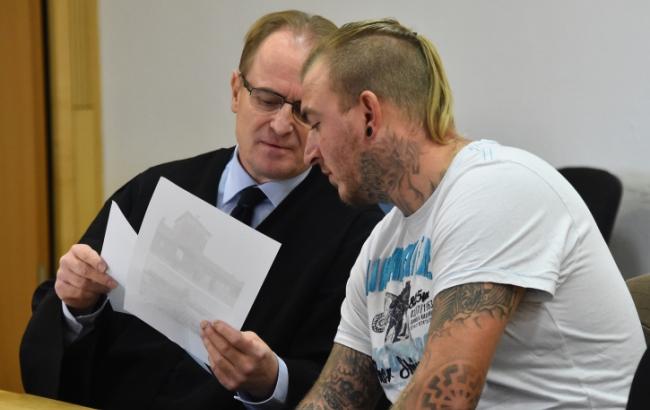 Восемь месяцев заключения: немецкого политика осудили за нацистские татуировки