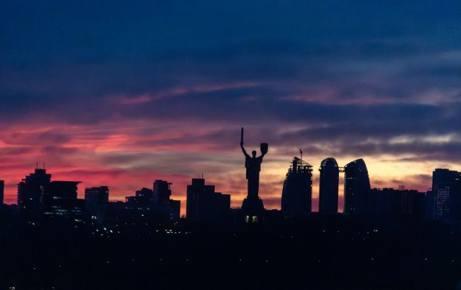 Чому небо над містами України червоніє на заході сонця: пояснення метеорологів