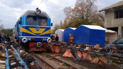 Базар-вокзал на Закарпатье: в сети показали шокирующие фото стихийного рынка на рейках