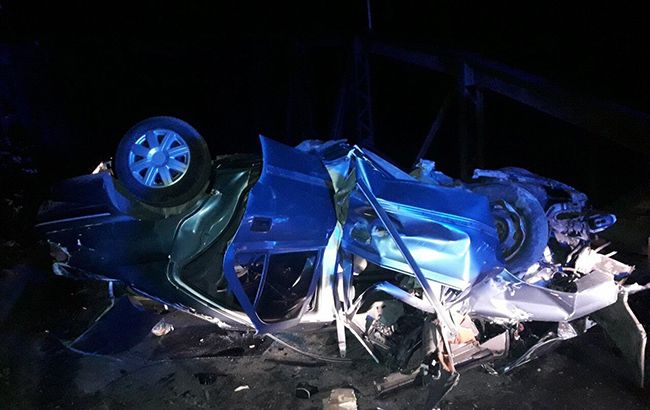 В Закарпатской области автомобиль въехал в бетонную опору, водитель погиб